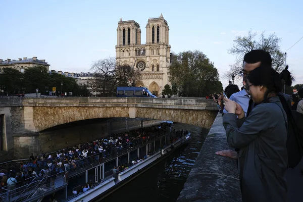 Passeio Turistas Fora Catedral Notre Dame Paris Paris França Abril — Fotografia de Stock