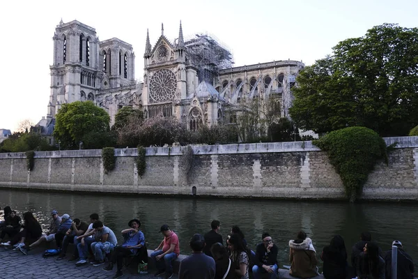 Passeio Turistas Fora Catedral Notre Dame Paris Paris França Abril — Fotografia de Stock