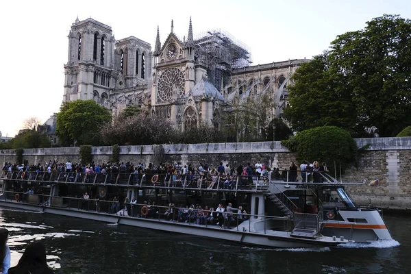 Passeio Turistas Fora Catedral Notre Dame Paris Paris França Abril — Fotografia de Stock