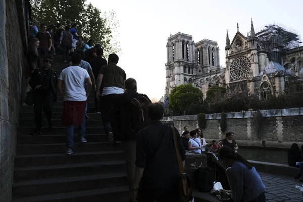 Passeio Turistas Fora Catedral Notre Dame Paris Paris França Abril — Fotografia de Stock