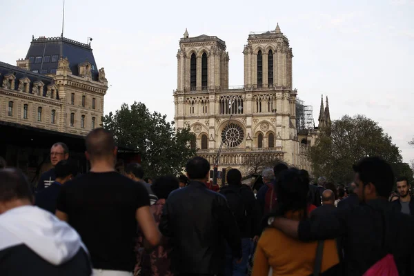 Turisták Séta Kívül Notre Dame Paris Katedrális Párizsban Franciaországban Április — Stock Fotó