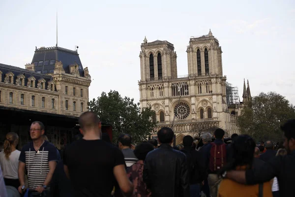 Turisták Séta Kívül Notre Dame Paris Katedrális Párizsban Franciaországban Április — Stock Fotó