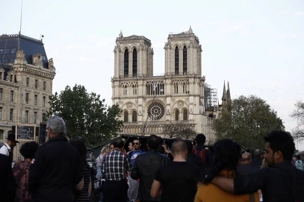 Turisták Séta Kívül Notre Dame Paris Katedrális Párizsban Franciaországban Április — Stock Fotó