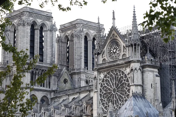 2019年4月19日 法国巴黎圣母院外墙 一场大火摧毁了大教堂 — 图库照片