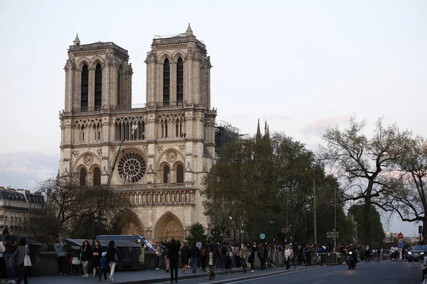 Turisták Séta Kívül Notre Dame Paris Katedrális Párizsban Franciaországban Április — Stock Fotó