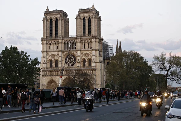 Turistas Caminan Fuera Catedral Notre Dame París París Francia Abril — Foto de Stock
