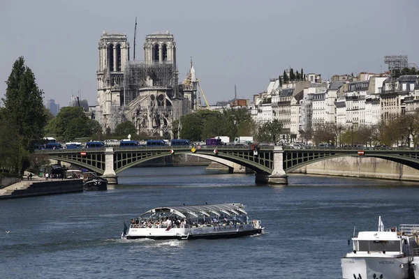 火災が大聖堂を破壊した1週間後の2019年4月20日 フランス パリのノートルダム大聖堂の外観 — ストック写真