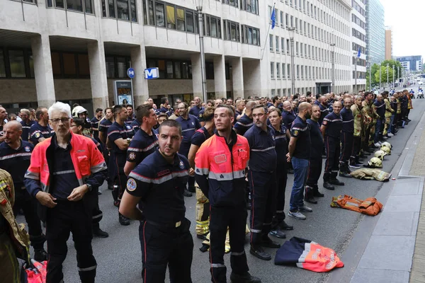 Firefighters protest Salary cuts in Brussels, Belgium — Stock Photo, Image