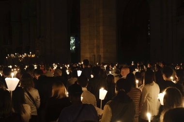 İbadet edenler, 20 Nisan 2019'da Fransa'nın Kutsal Kalbi Bazilikası'nda Paskalya ayini sırasında mum tutuyorlar.