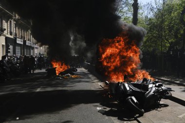 İtfaiyeciler Paris'te Emmanuel Macron politikasına karşı Sarı yelek hareketi tarafından çağrılan bir gösteri sırasında bir sokakta yanan scooter üzerine su püskürtmek, Fransa Nisan'da 20, 2019