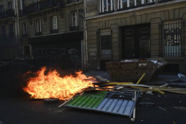 Fransız çevik kuvvet polisi, 20 Nisan 2019'da Fransa'nın Başkenti Paris'te Emmanuel Macron'un politikasına karşı Sarı yelek hareketi tarafından yapılan gösteri sırasında Fransız sarı yelekli protestocularla çatıştı