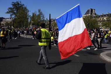 Fransız çevik kuvvet polisi, 20 Nisan 2019'da Fransa'nın Başkenti Paris'te Emmanuel Macron'un politikasına karşı Sarı yelek hareketi tarafından yapılan gösteri sırasında Fransız sarı yelekli protestocularla çatıştı