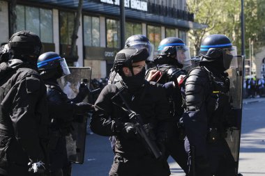 Fransız çevik kuvvet polisi, 20 Nisan 2019'da Fransa'nın Başkenti Paris'te Emmanuel Macron'un politikasına karşı Sarı yelek hareketi tarafından yapılan gösteri sırasında Fransız sarı yelekli protestocularla çatıştı