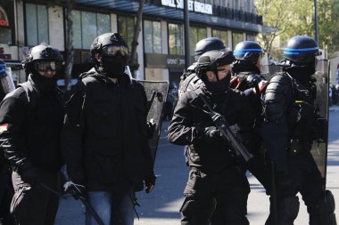 Fransız çevik kuvvet polisi, 20 Nisan 2019'da Fransa'nın Başkenti Paris'te Emmanuel Macron'un politikasına karşı Sarı yelek hareketi tarafından yapılan gösteri sırasında Fransız sarı yelekli protestocularla çatıştı