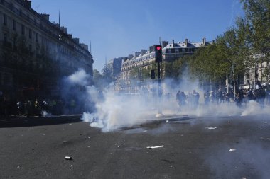 Fransız çevik kuvvet polisi, 20 Nisan 2019'da Fransa'nın Başkenti Paris'te Emmanuel Macron'un politikasına karşı Sarı yelek hareketi tarafından yapılan gösteri sırasında Fransız sarı yelekli protestocularla çatıştı
