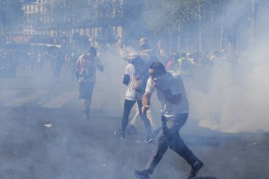 Fransız çevik kuvvet polisi, 20 Nisan 2019'da Fransa'nın Başkenti Paris'te Emmanuel Macron'un politikasına karşı Sarı yelek hareketi tarafından yapılan gösteri sırasında Fransız sarı yelekli protestocularla çatıştı