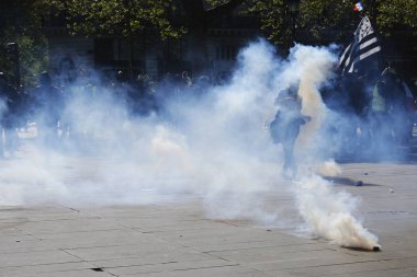 Fransız çevik kuvvet polisi, 20 Nisan 2019'da Fransa'nın Başkenti Paris'te Emmanuel Macron'un politikasına karşı Sarı yelek hareketi tarafından yapılan gösteri sırasında Fransız sarı yelekli protestocularla çatıştı