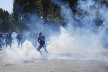 Fransız çevik kuvvet polisi, 20 Nisan 2019'da Fransa'nın Başkenti Paris'te Emmanuel Macron'un politikasına karşı Sarı yelek hareketi tarafından yapılan gösteri sırasında Fransız sarı yelekli protestocularla çatıştı