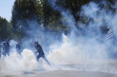Fransız çevik kuvvet polisi, 20 Nisan 2019'da Fransa'nın Başkenti Paris'te Emmanuel Macron'un politikasına karşı Sarı yelek hareketi tarafından yapılan gösteri sırasında Fransız sarı yelekli protestocularla çatıştı