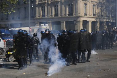 Fransız çevik kuvvet polisi, 20 Nisan 2019'da Fransa'nın Başkenti Paris'te Emmanuel Macron'un politikasına karşı Sarı yelek hareketi tarafından yapılan gösteri sırasında Fransız sarı yelekli protestocularla çatıştı