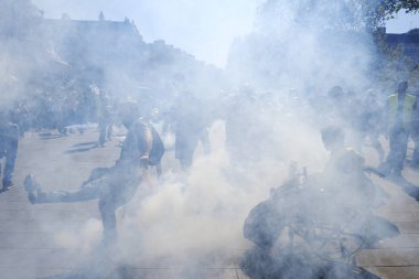 Fransız çevik kuvvet polisi, 20 Nisan 2019'da Fransa'nın Başkenti Paris'te Emmanuel Macron'un politikasına karşı Sarı yelek hareketi tarafından yapılan gösteri sırasında Fransız sarı yelekli protestocularla çatıştı