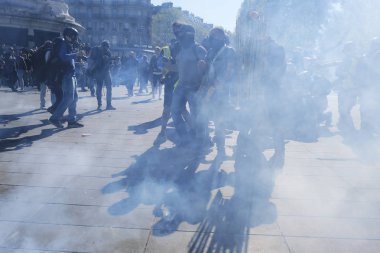 Fransız çevik kuvvet polisi, 20 Nisan 2019'da Fransa'nın Başkenti Paris'te Emmanuel Macron'un politikasına karşı Sarı yelek hareketi tarafından yapılan gösteri sırasında Fransız sarı yelekli protestocularla çatıştı