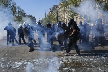 Fransız çevik kuvvet polisi, 20 Nisan 2019'da Fransa'nın Başkenti Paris'te Emmanuel Macron'un politikasına karşı Sarı yelek hareketi tarafından yapılan gösteri sırasında Fransız sarı yelekli protestocularla çatıştı