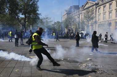 Fransız çevik kuvvet polisi, 20 Nisan 2019'da Fransa'nın Başkenti Paris'te Emmanuel Macron'un politikasına karşı Sarı yelek hareketi tarafından yapılan gösteri sırasında Fransız sarı yelekli protestocularla çatıştı