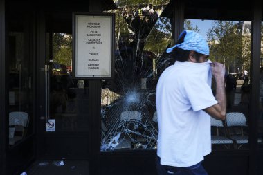 Fransız çevik kuvvet polisi, 20 Nisan 2019'da Fransa'nın Başkenti Paris'te Emmanuel Macron'un politikasına karşı Sarı yelek hareketi tarafından yapılan gösteri sırasında Fransız sarı yelekli protestocularla çatıştı