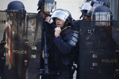 Fransız çevik kuvvet polisi, 20 Nisan 2019'da Fransa'nın Başkenti Paris'te Emmanuel Macron'un politikasına karşı Sarı yelek hareketi tarafından yapılan gösteri sırasında Fransız sarı yelekli protestocularla çatıştı