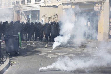 Fransız çevik kuvvet polisi, 20 Nisan 2019'da Fransa'nın Başkenti Paris'te Emmanuel Macron'un politikasına karşı Sarı yelek hareketi tarafından yapılan gösteri sırasında Fransız sarı yelekli protestocularla çatıştı