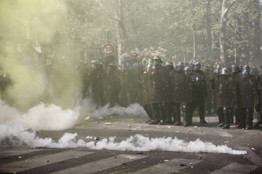 Fransız çevik kuvvet polisi, 20 Nisan 2019'da Fransa'nın Başkenti Paris'te Emmanuel Macron'un politikasına karşı Sarı yelek hareketi tarafından yapılan gösteri sırasında Fransız sarı yelekli protestocularla çatıştı