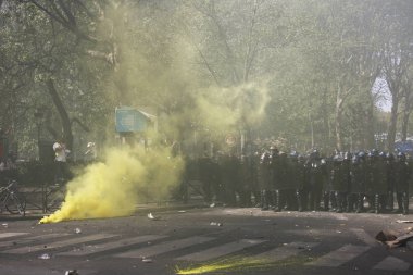 Fransız çevik kuvvet polisi, 20 Nisan 2019'da Fransa'nın Başkenti Paris'te Emmanuel Macron'un politikasına karşı Sarı yelek hareketi tarafından yapılan gösteri sırasında Fransız sarı yelekli protestocularla çatıştı