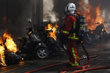 Fransız çevik kuvvet polisi, 20 Nisan 2019'da Fransa'nın Başkenti Paris'te Emmanuel Macron'un politikasına karşı Sarı yelek hareketi tarafından yapılan gösteri sırasında Fransız sarı yelekli protestocularla çatıştı