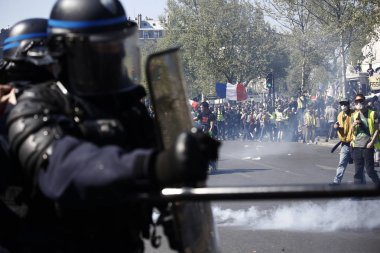 Fransız çevik kuvvet polisi, 20 Nisan 2019'da Fransa'nın Başkenti Paris'te Emmanuel Macron'un politikasına karşı Sarı yelek hareketi tarafından yapılan gösteri sırasında Fransız sarı yelekli protestocularla çatıştı
