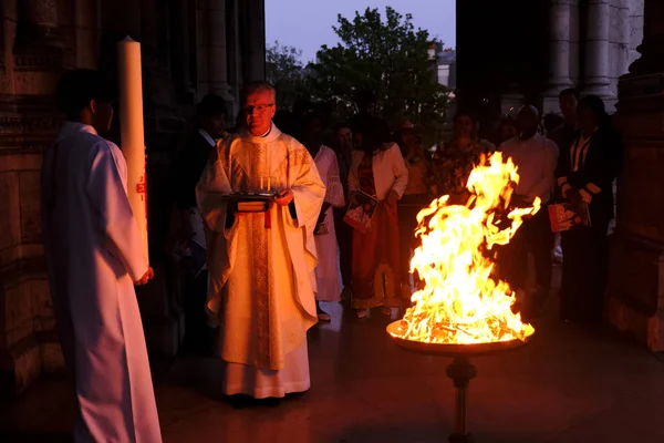 Les Prêtres Bénissent Feu Sacré Lors Une Messe Veillée Pascale — Photo