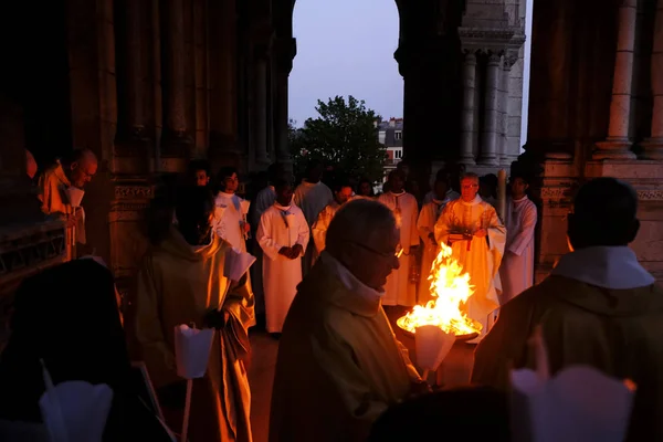 Les Prêtres Bénissent Feu Sacré Lors Une Messe Veillée Pascale — Photo