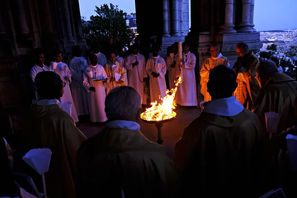 Les Prêtres Bénissent Feu Sacré Lors Une Messe Veillée Pascale — Photo