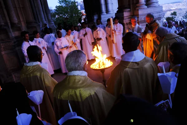 2019年4月20日 在法国巴黎圣心大教堂举行的复活节守夜弥撒上 祭司们祝福圣火 — 图库照片