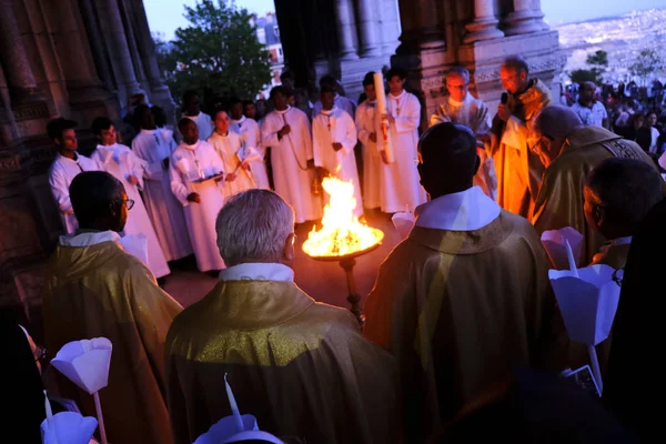 Les Prêtres Bénissent Feu Sacré Lors Une Messe Veillée Pascale — Photo