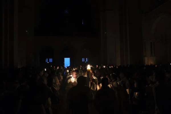 Les Prêtres Bénissent Feu Sacré Lors Une Messe Veillée Pascale — Photo