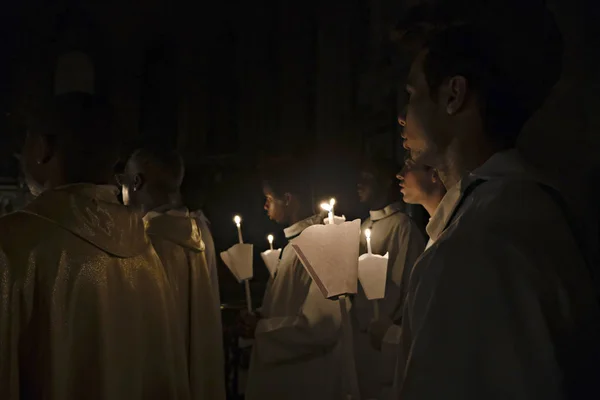 Aanbidders Houden Kaarsen Tijdens Een Massa Van Paaswake Basiliek Van — Stockfoto