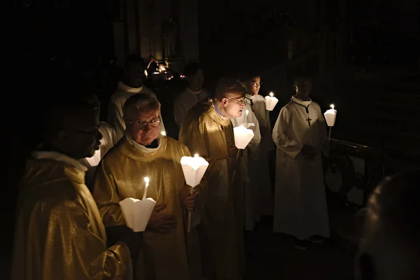 Priesters Zegenen Heilige Brand Tijdens Een Paaswake Massa Basiliek Van — Stockfoto