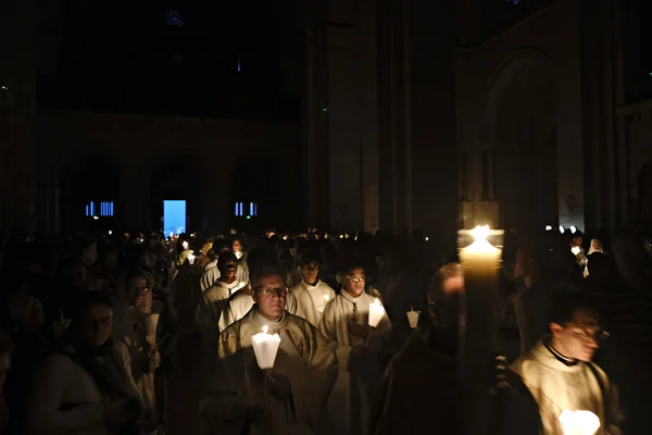 Священики Благословляють Святого Вогню Під Час Великодніх Пильнування Базиліці Священного — стокове фото