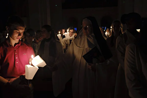 2019年4月20日 在法国巴黎圣心大教堂举行的复活节守夜弥撒上 崇拜者举着蜡烛 — 图库照片