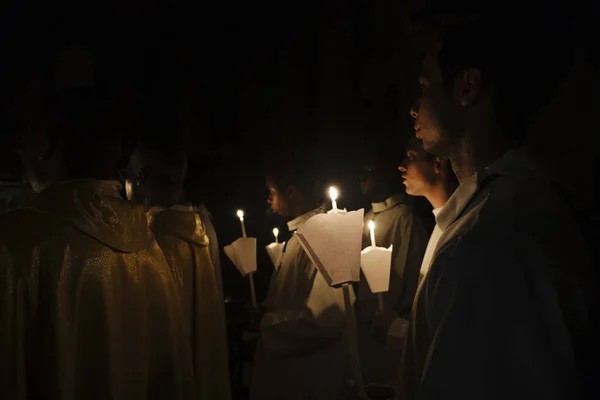 Adoradores Seguram Velas Durante Uma Missa Vigília Páscoa Basílica Sagrado — Fotografia de Stock