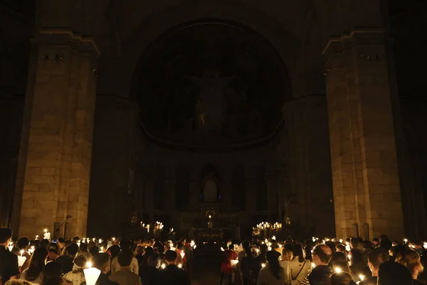 Les Fidèles Tiennent Des Bougies Lors Une Messe Veillée Pascale — Photo