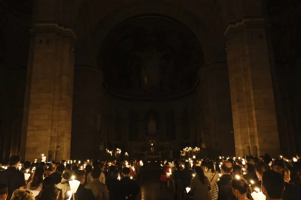 2019년 20일 프랑스 대성당에서 부활절 미사에서 촛불을 예배자들 — 스톡 사진