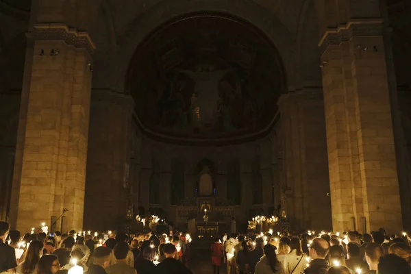 Worshipers Hold Candles Easter Vigil Mass Basilica Sacred Heart Paris — Stock Photo, Image