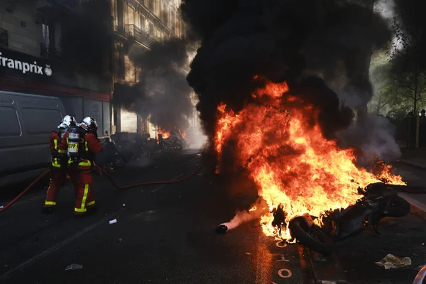 Πυροσβέστες Ψεκάζουν Νερό Για Την Καύση Σκούτερ Ένα Δρόμο Κατά — Φωτογραφία Αρχείου